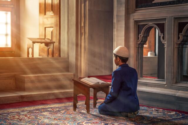 seorang laki-laki yang sedang melakukan ibadah di bulan ramadan