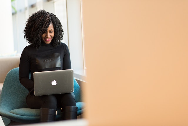 Strategi email marketing: Woman Holding Macbook