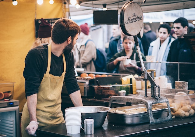 Strategi email marketing: Man Standing in Front of Bowl and Looking Towards Left