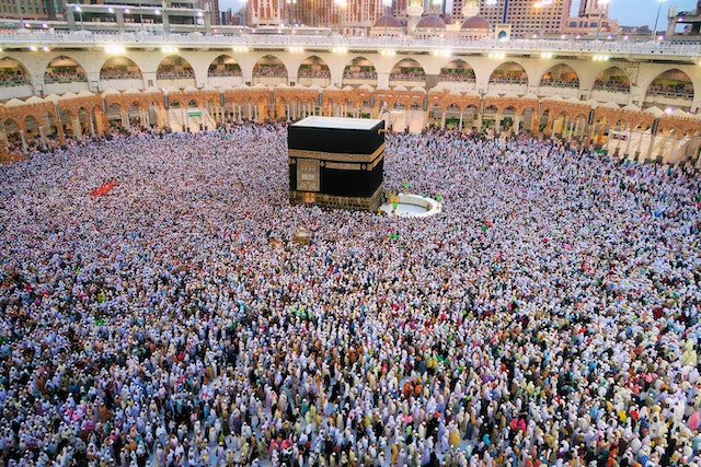 Sunni dan Syiah: Photo Of People Gathered At Kaaba, Mecca