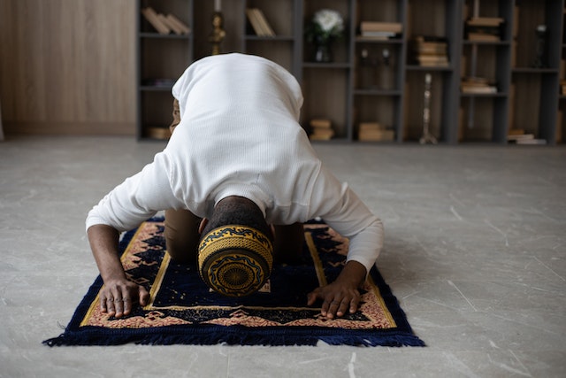 Meningkatkan kualitas ibadah: Muslim black man praying at home
