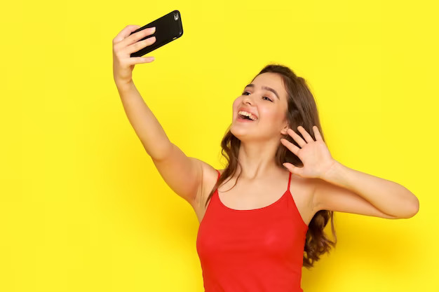 Cara mendapatkan uang 1 juta dalam sehari tanpa modal: front view young beautiful girl red shirt blue jeans taking selfie with smile 140725 17315