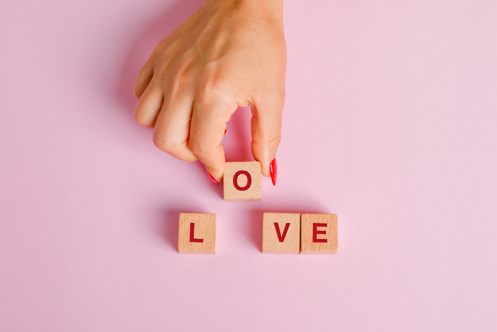 5 love language: Konsep hubungan wanita berbaring datar mengeluarkan kubus huruf kayu