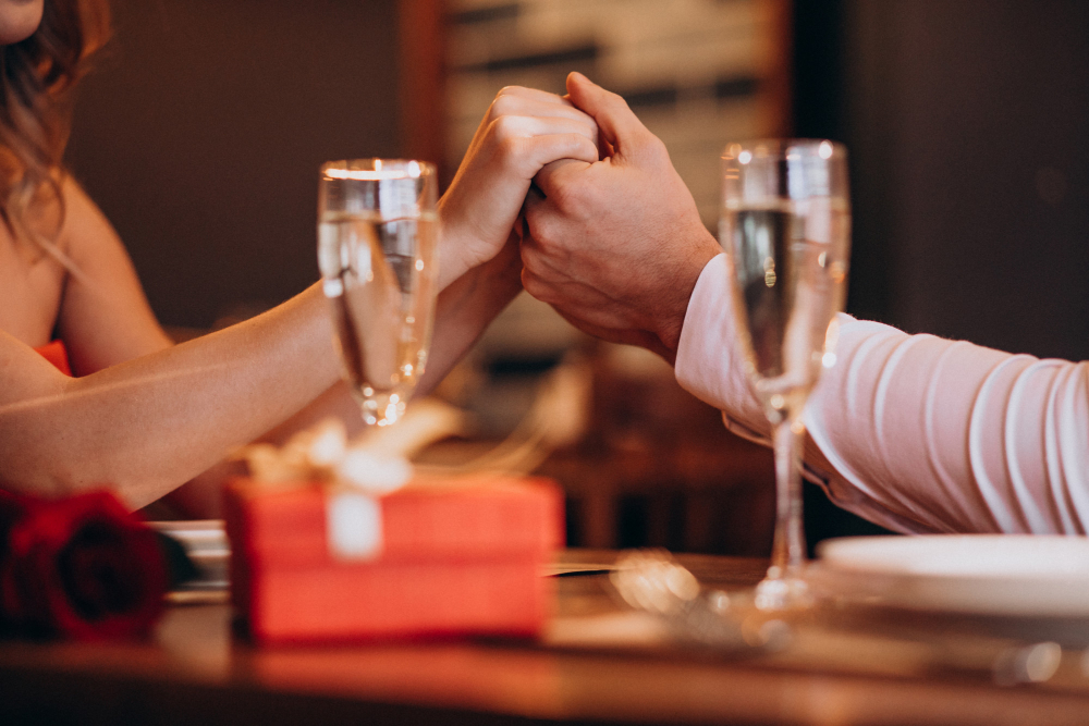 pasangan berpegangan tangan restoran malam valentine