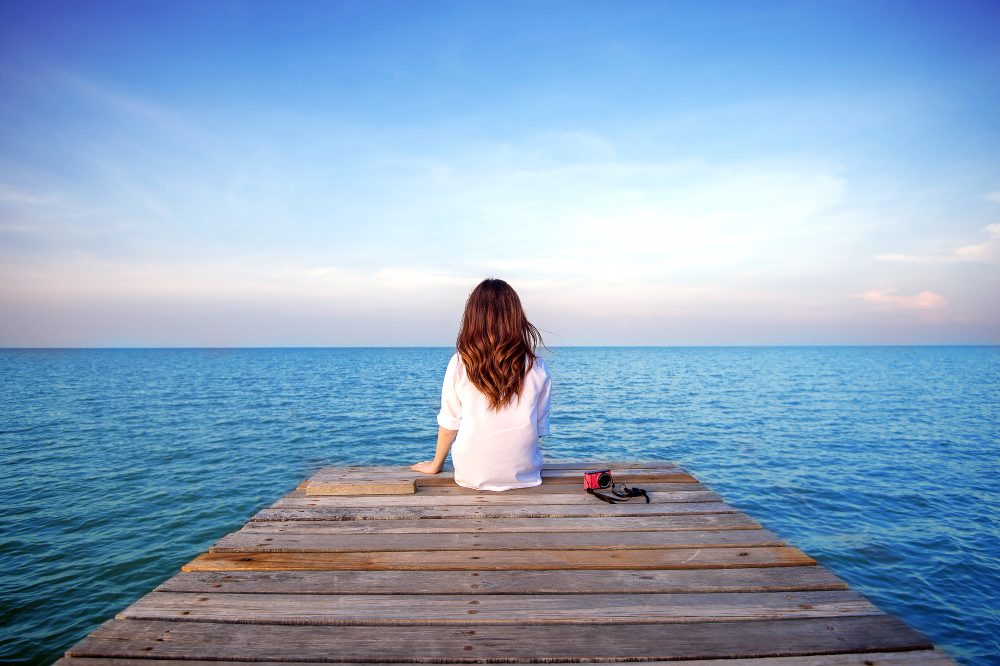 gadis duduk sendirian jembatan kayu laut frustrasi depresi