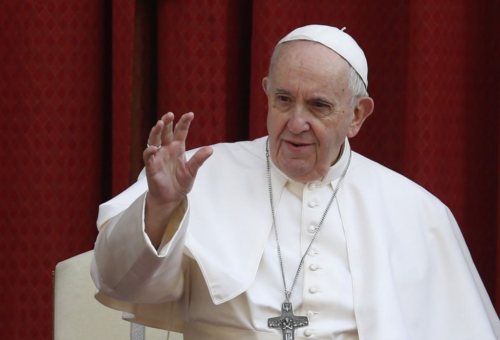 perbedaan katolik dan protestan: Paus