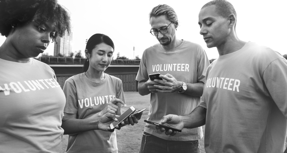 Apa itu relawan: Relawan memposting di media sosial